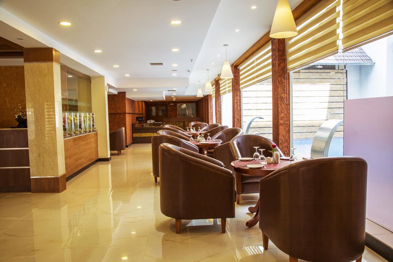 Hill Palace Hotel & Spa Kochi Bagian luar foto
