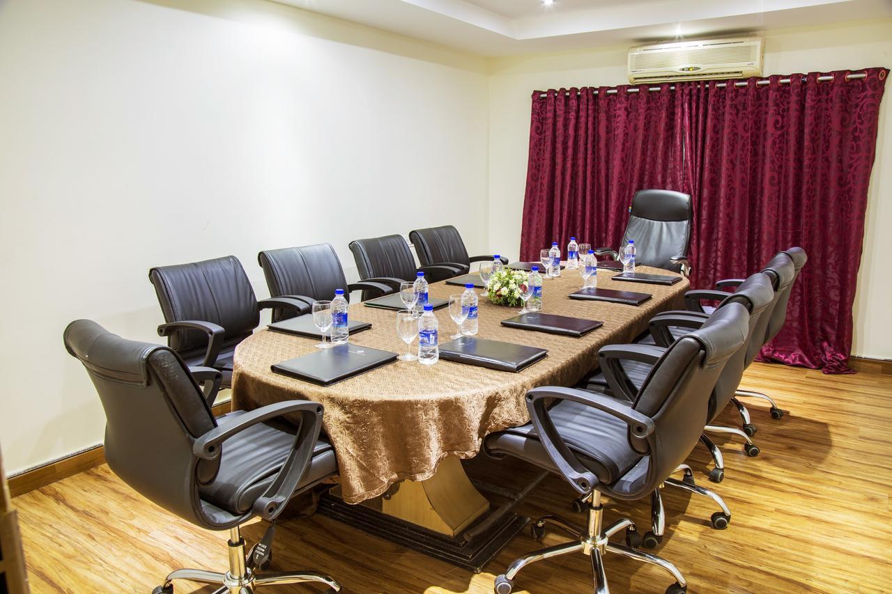 Hill Palace Hotel & Spa Kochi Bagian luar foto